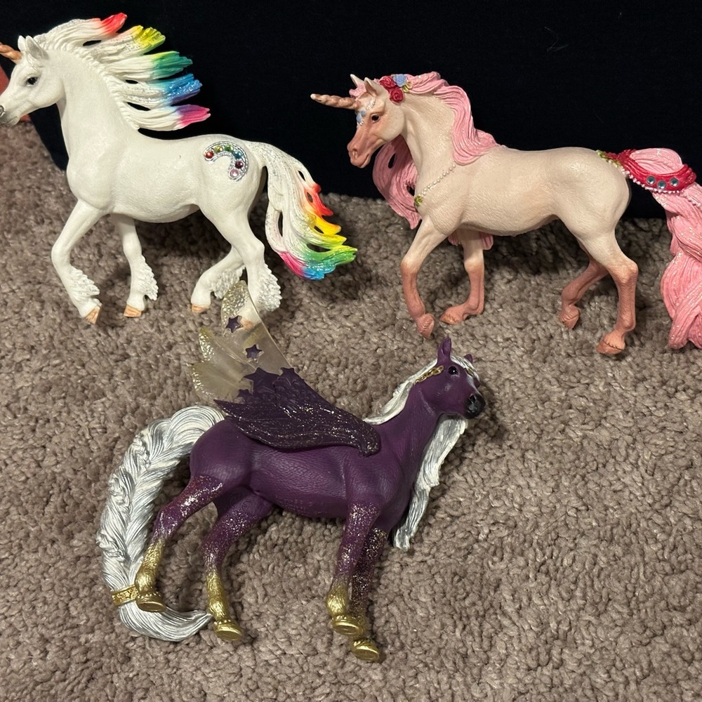 3 beautiful Schleich Pegasus figurines